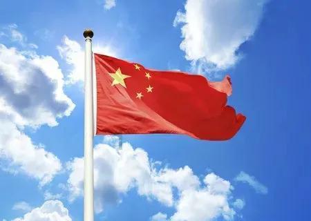 应采儿带俩儿子游乐园玩,兄弟不是双胞胎却撞脸,弟弟长发太秀气